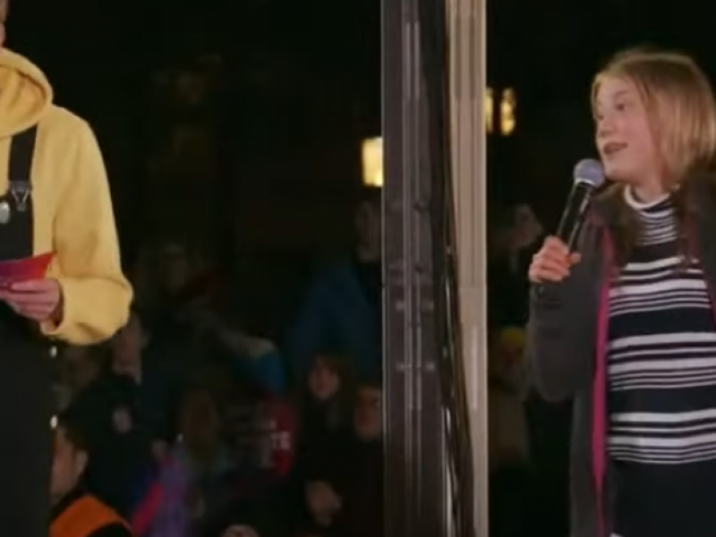 Video: Greta Thunberg baila y canta durante concierto en Estambul