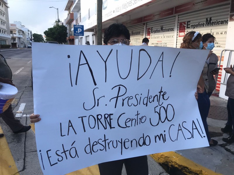 Grietas, cuarteaduras y hundimiento presenta casa junto a Torre Centro