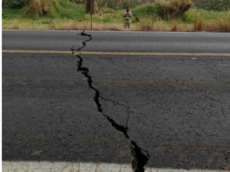 Grietas en carretera de Sayula, de origen geológico