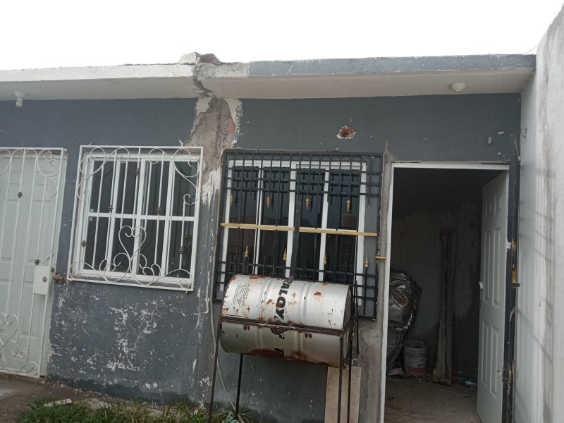 Grietas, piso levantado y hundimientos sufren en Lomas 4 Veracruz