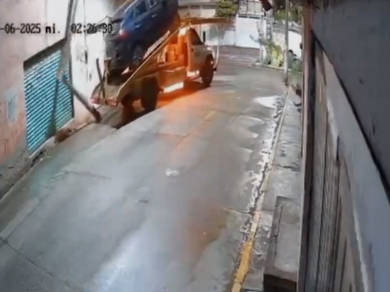 Grúa derriba poste y causa corte de energía en Tultitlán