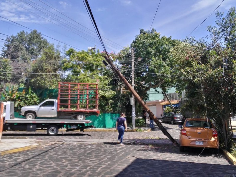 Grúa derribó postes y causó importantes daños, en colonia Pumar