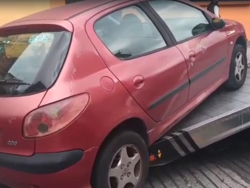 Grúa provoca a daños a vehículo durante arrastre en Xalapa