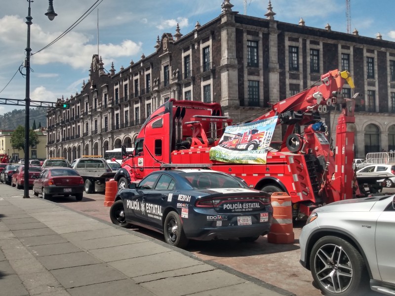 Se colocan Grúas en doble fila sobre Lerdo