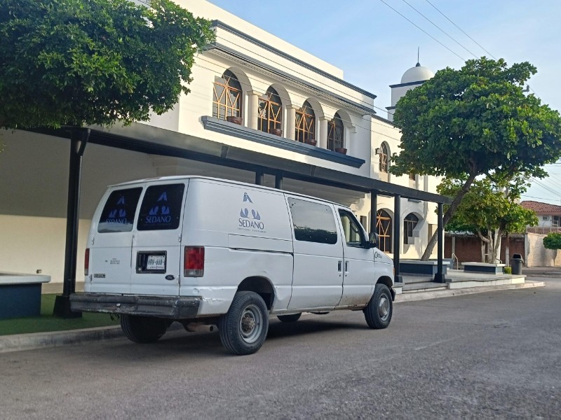 Grupo armado abandona cuerpo en una funeraria de Guamúchil