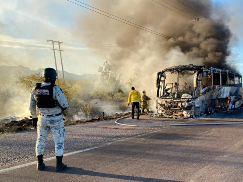 Grupo armado incendia dos camiones, inician investigaciones