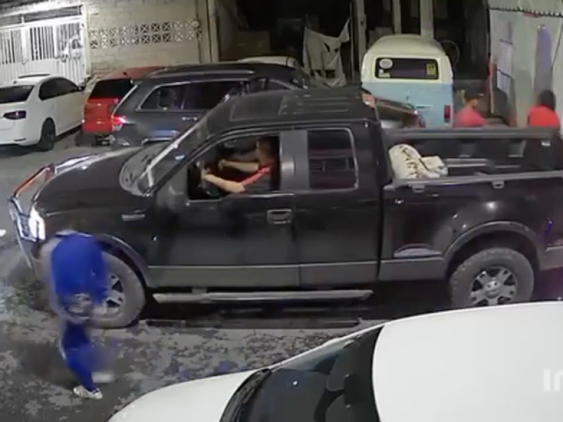 Grupo armado ingresa a fiesta y causa destrozos