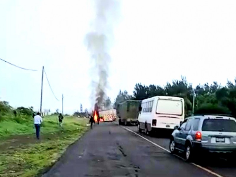 Grupo armado rafaguea la jefatura de Tarecuato e incendia vehículos