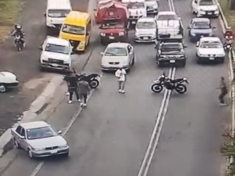 Grupo de choque arremete contra policías de Tecámac