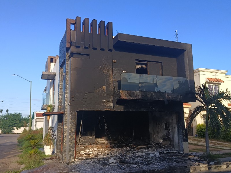 Grupo de sujetos armados incendian dos residencias en el fraccionamiento Portalegre