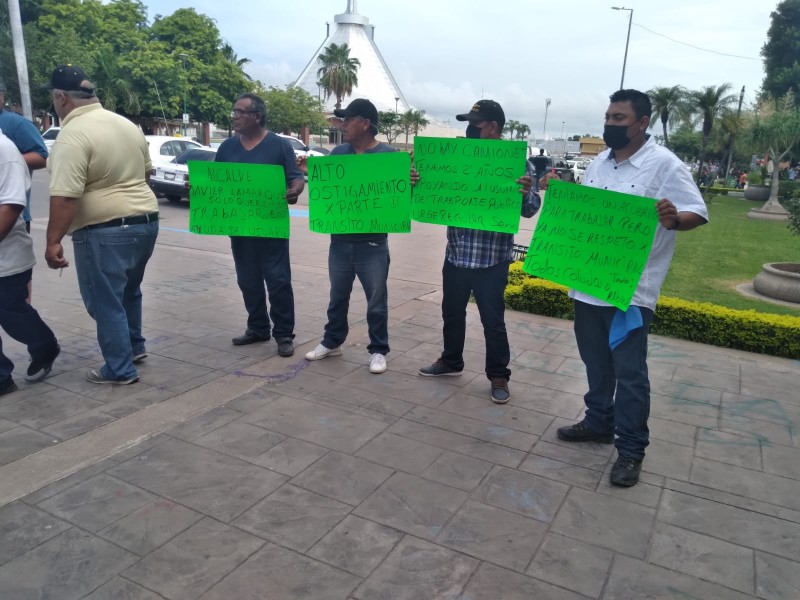 Taxistas ruleteros se manifiestan, denuncian hostigamiento policial