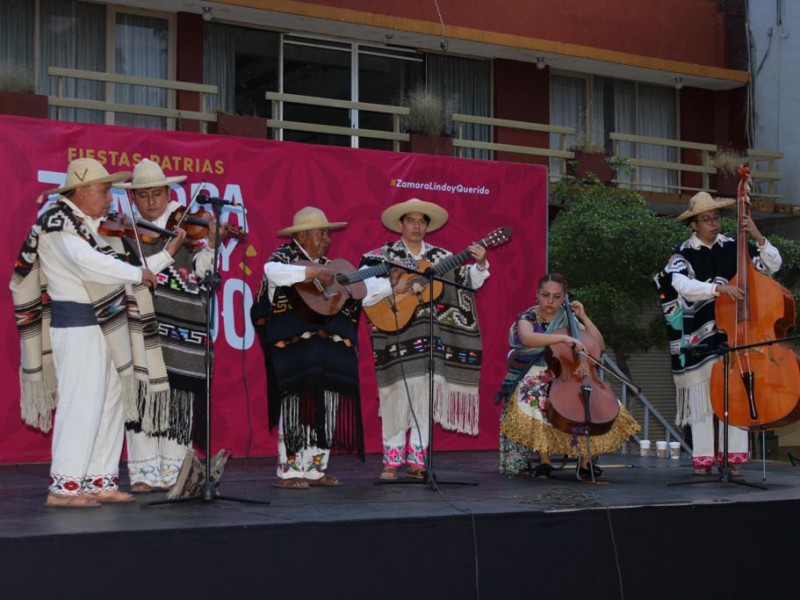 Grupo Erandi de Paracho engalanó las fiestas patrias de Zamora