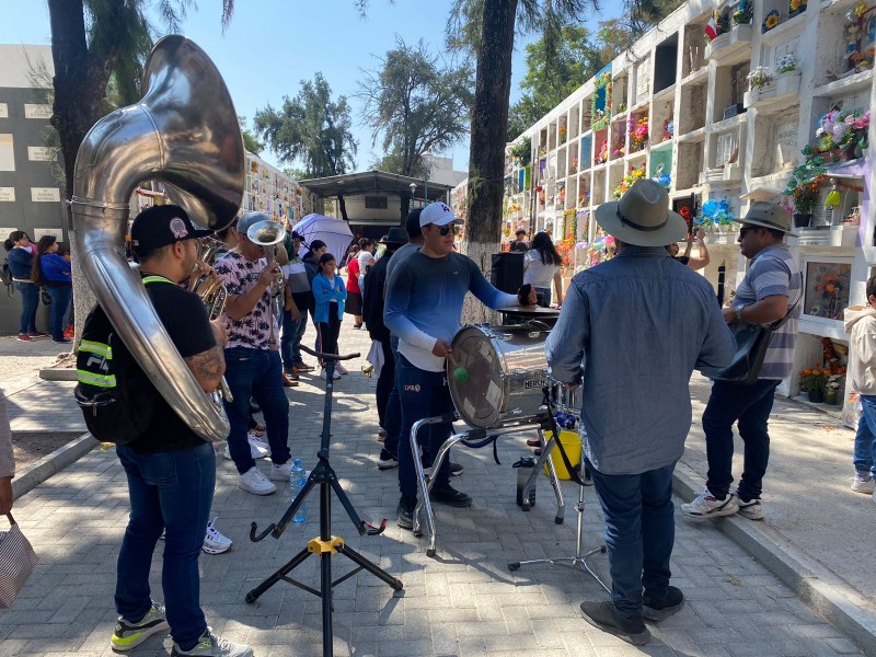 Grupos de música hacen presencia en panteones