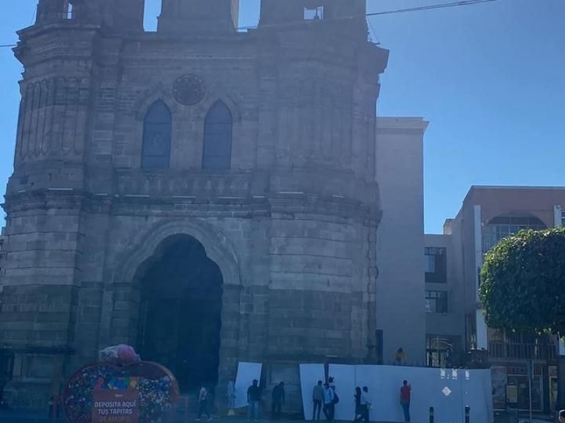 Grupos provida cercan catedral de Tepic
