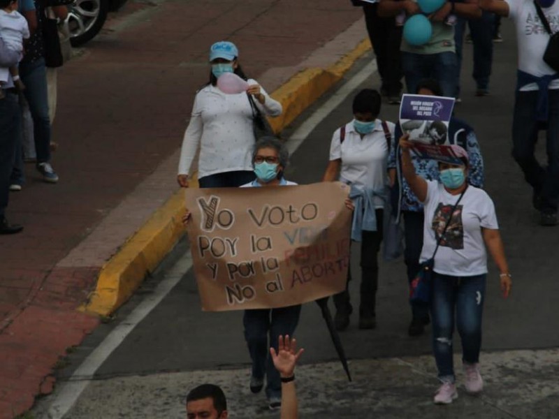 Grupos religiosos marchan por la vida en Xalapa