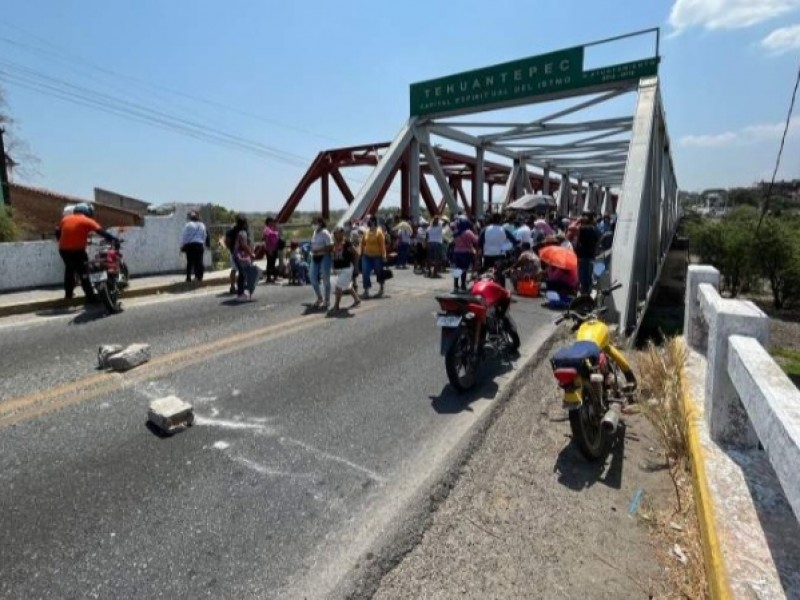 Grupos violentos intentaron desalojar bloqueo en Tehuantepec