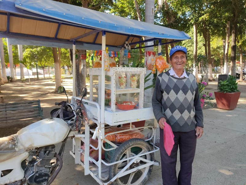 Guadalupe de 87 años se gana la vida vendiendo raspados