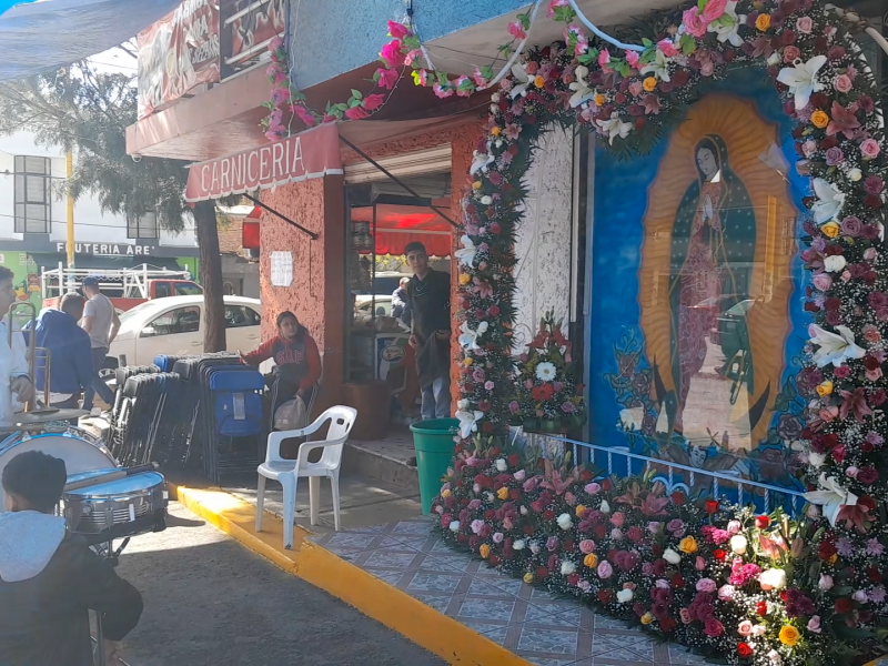 Guadalupenses festejan a la virgen con peregrinajes y reliquias