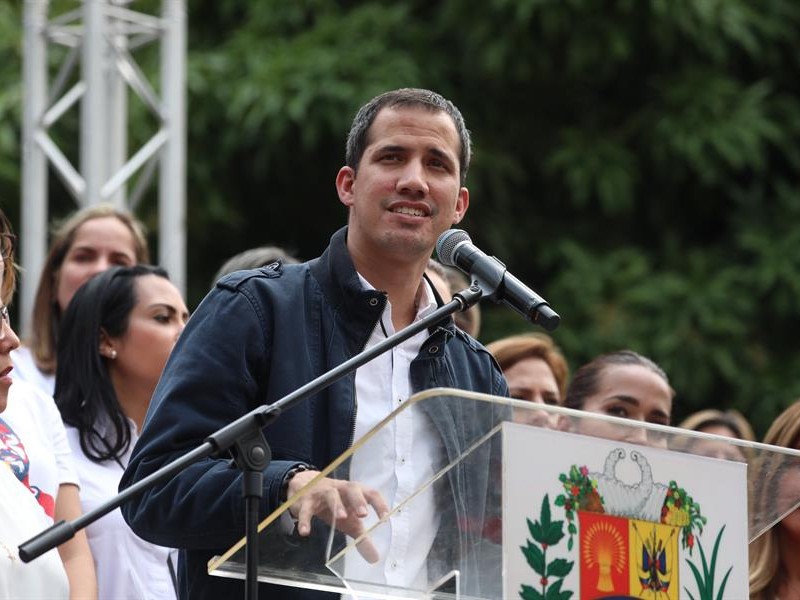 Guaidó acusa a Maduro de politizar vacunas Covid