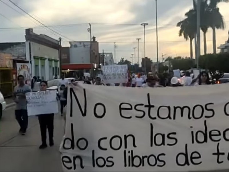 Guamúchil: Padres de familia se manifiestan contra libros de texto