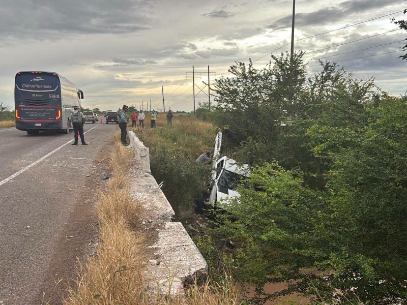 Guamúchil: Automovilista pierde el control y vuelca en un canal de riego