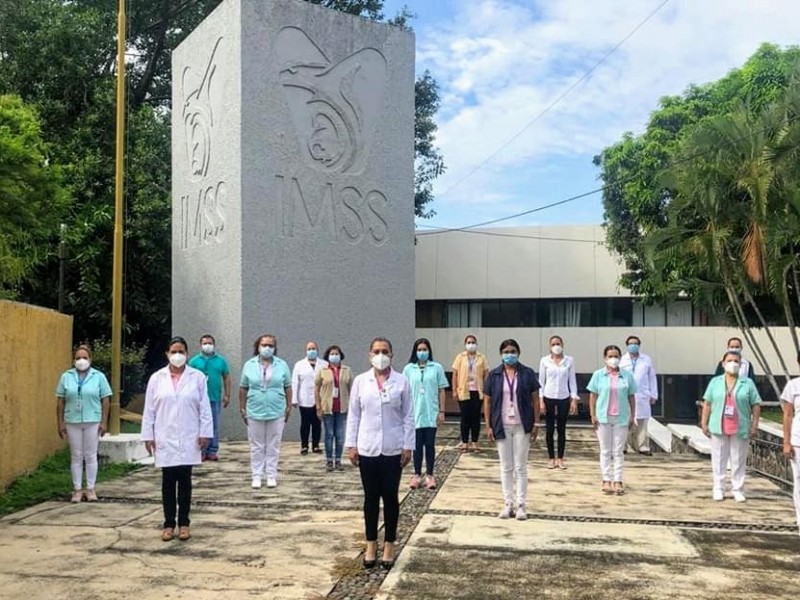 Guardan minuto de silencio por fallecido de covid-19