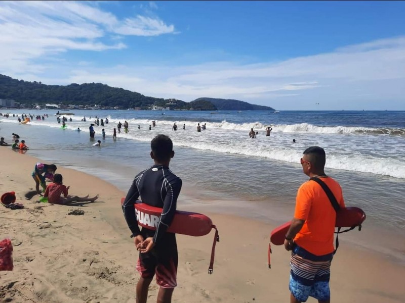 Guardavidas rescatan 7 personas arrastradas por el mar en Guayabitos