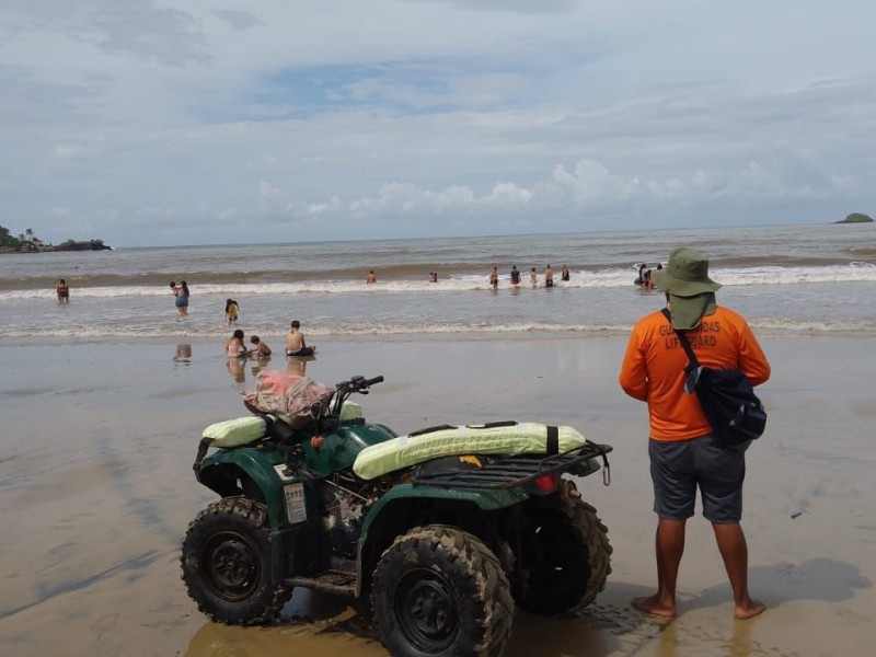 Guardavidas rescatan a cinco personas en la playa Guayabitos