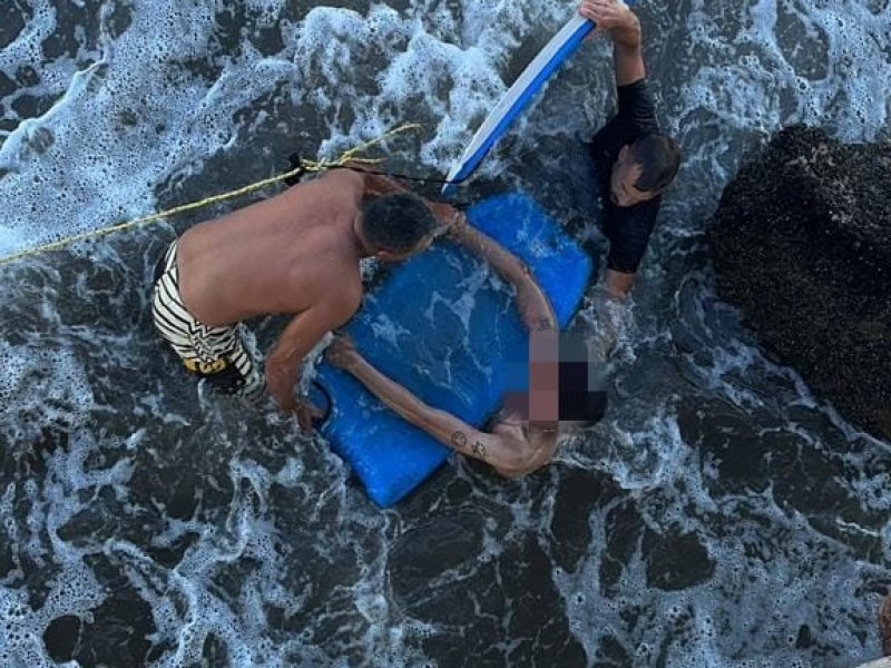 Guardavidas rescatan a joven en el mar de San Blas