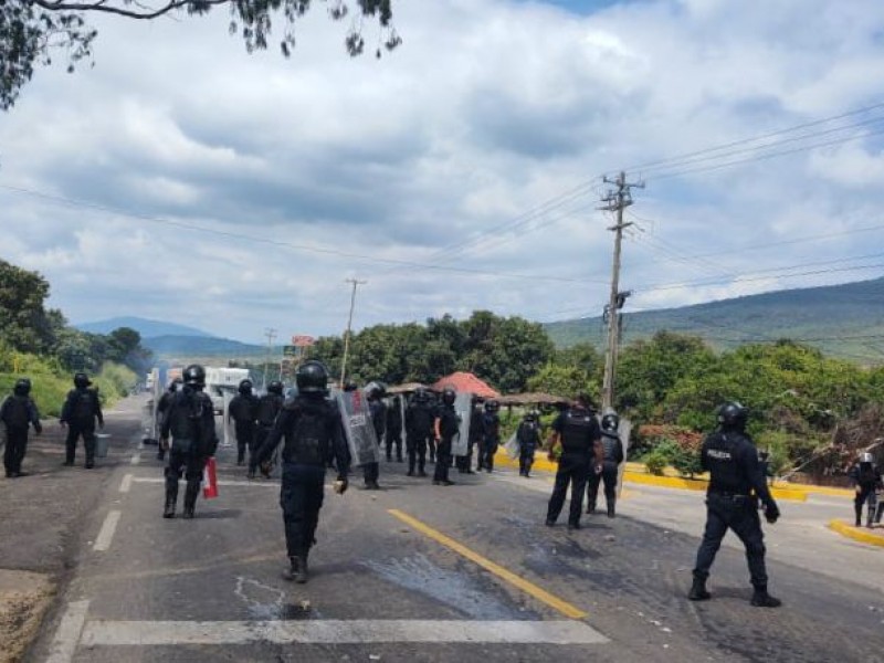 Guardia Civil desaloja a maestros durante bloqueo carretero en Carapan
