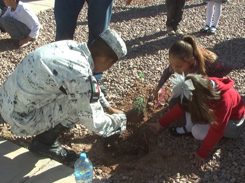 Guardia Nacional ayuda a reforestacion en escuela...