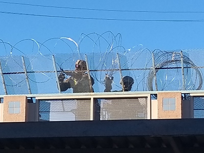 Ejército coloca alambre de púas en muro fronterizo