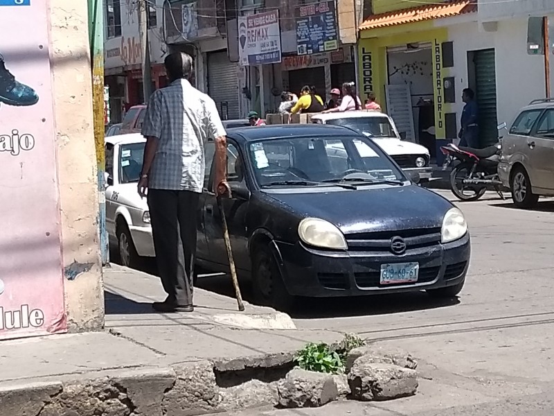 Vecinos denuncian guarniciones en mal estado