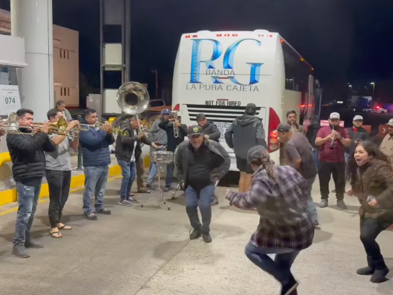 Guasave: Banda RG pone a bailar a productores en caseta Cuatro Caminos