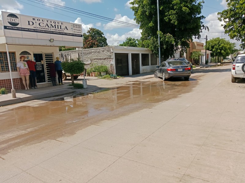 Guasave: Colonos de Lomas del Mar exigen solución al colapso del drenaje