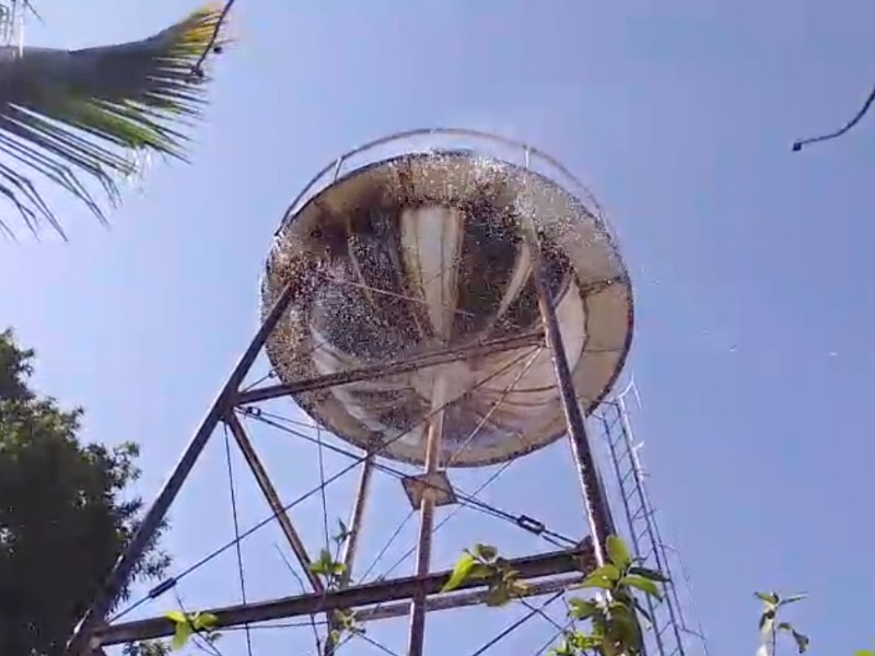 Guasave: Denuncian desperdicio de agua por fuga en tanque elevado