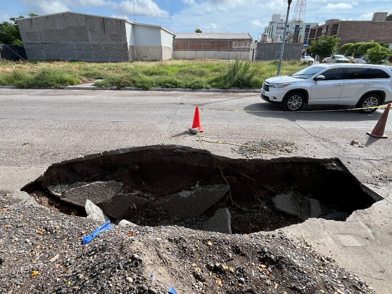 Guasave exige acción inmediata ante socavón lleno aguas negras
