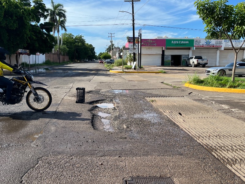 Guasave: Lluvias revelan enormes baches sobre el bulevar Pedro Infante
