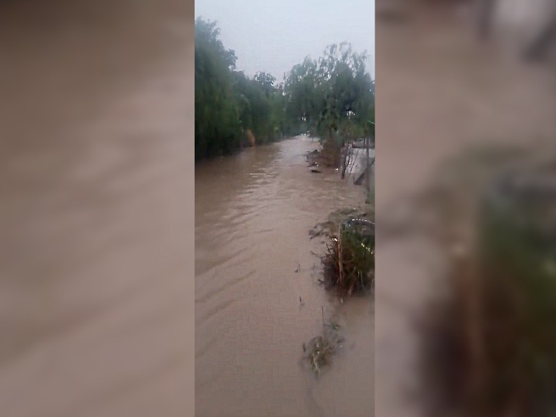 Guasave: Se desborda canal en Corerepe, evacuarán a familias de la zona