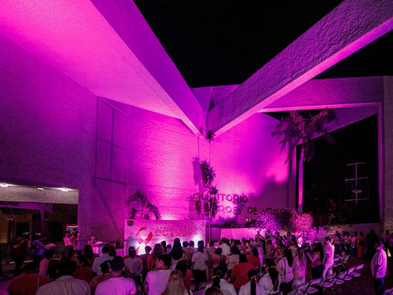 Guasave se ilumina de rosa contra el cáncer de mama