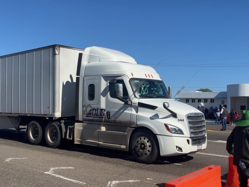 Guasave: Transportistas varados exigen diálogo tras bloqueo en cuatro caminos