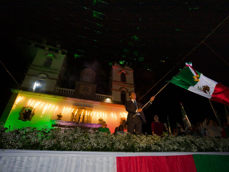 Guasavenses festejan independencia en la plazuela Miguel Hidalgo
