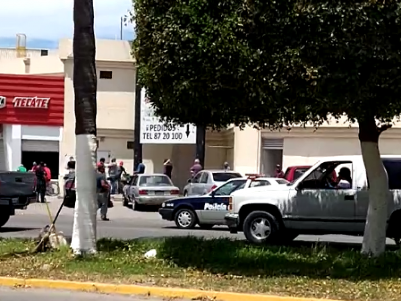 Guasavenses hacen fila para comprar cerveza