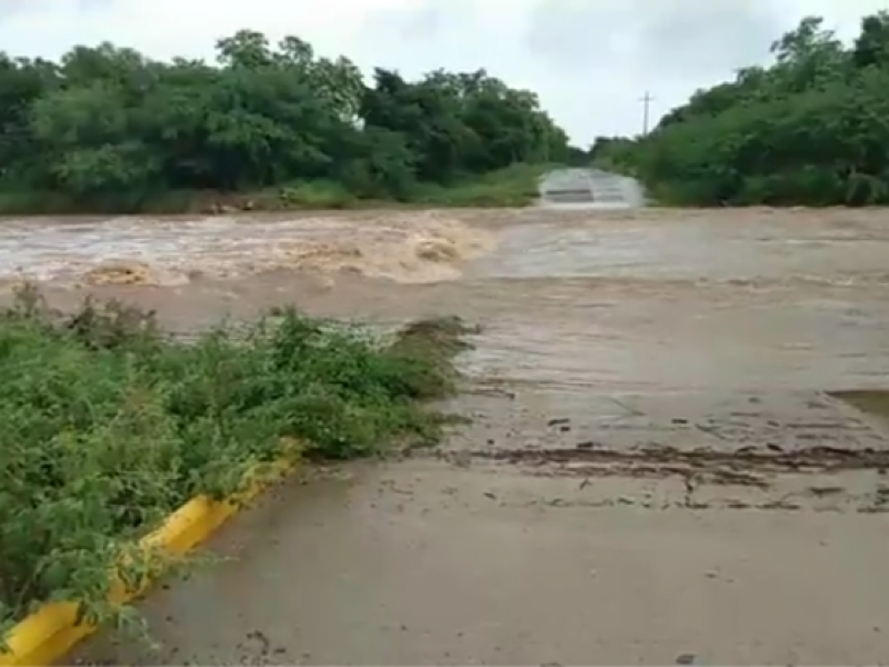 Guelaguichi incomunicado por desbordamiento de río