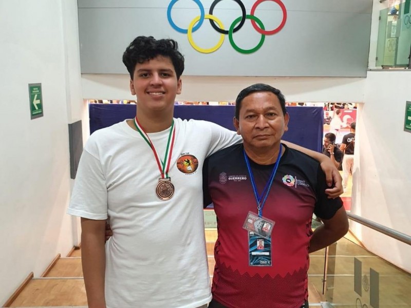 Guerrerenses ganan 3 medallas de plata en Karate Serie MX2022