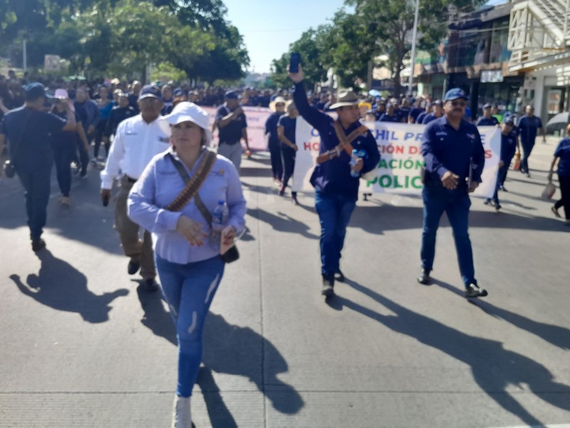 Guerreros Unidos desfilan exigiendo mejores condiciones para los policías