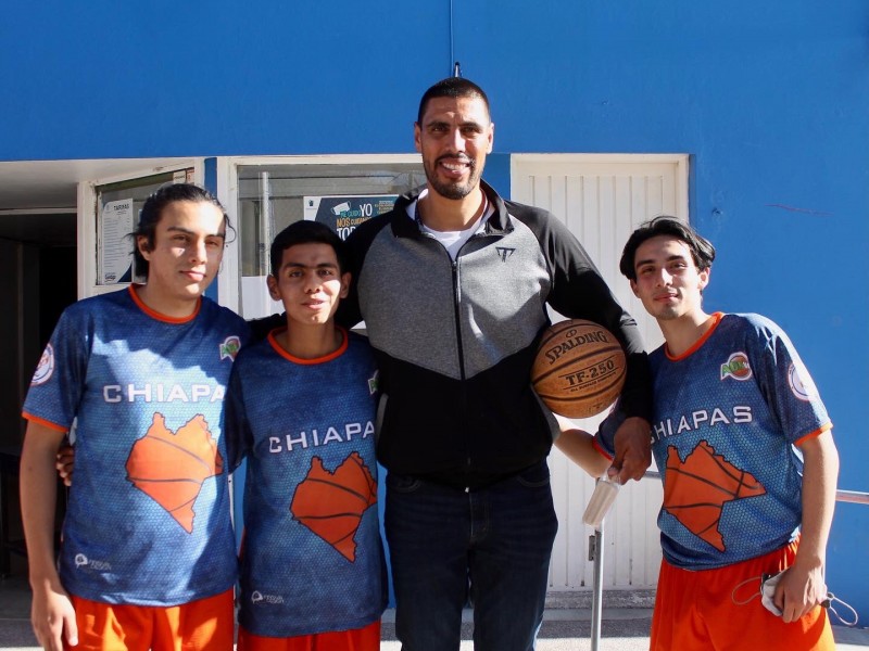 Gustavo Ayón, nombrado embajador de la NBA en México