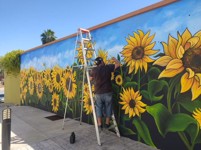 Gustavo Leal, muralista artístico, busca dejar arte en el mundo