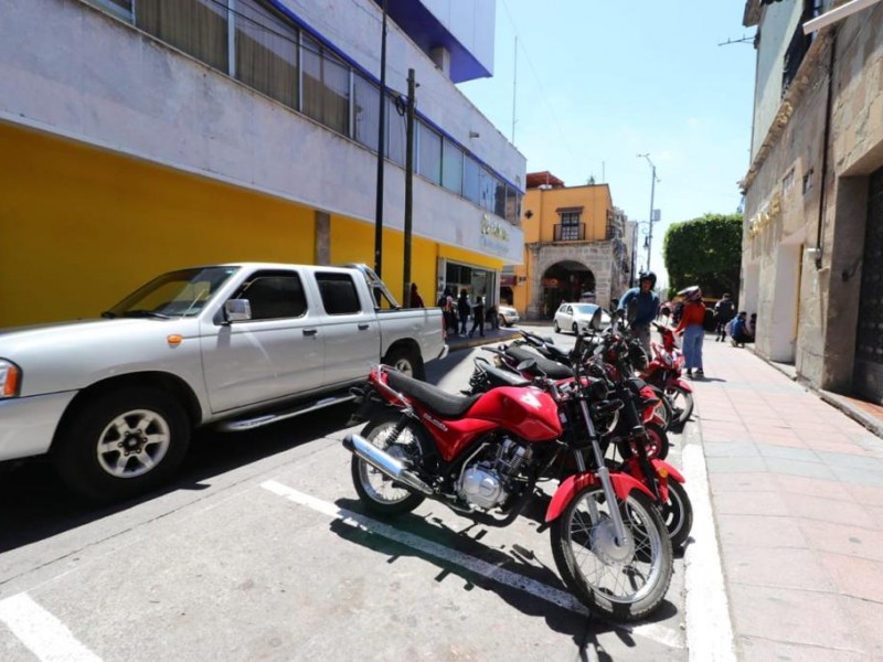 Habilitan 10 moto estacionamientos en el centro de la ciudad