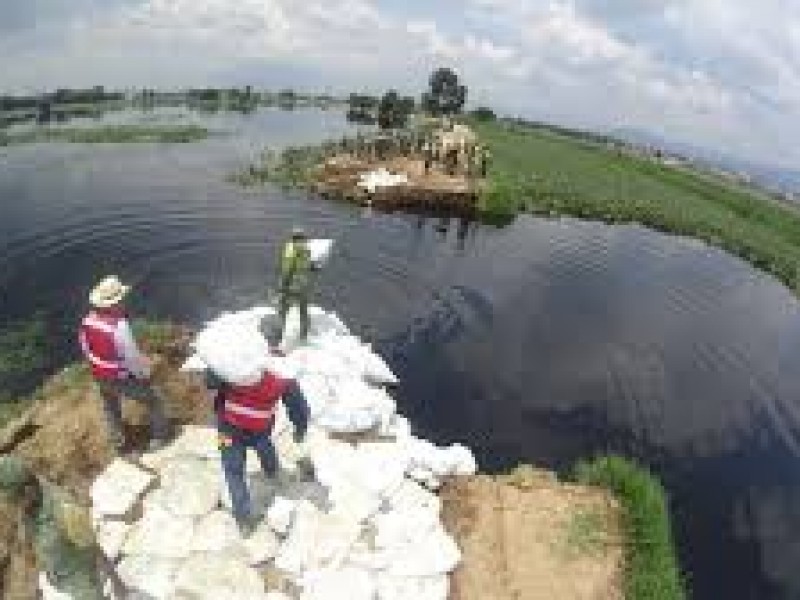 Habilitan albergues por desbordamiento del Río Lerma